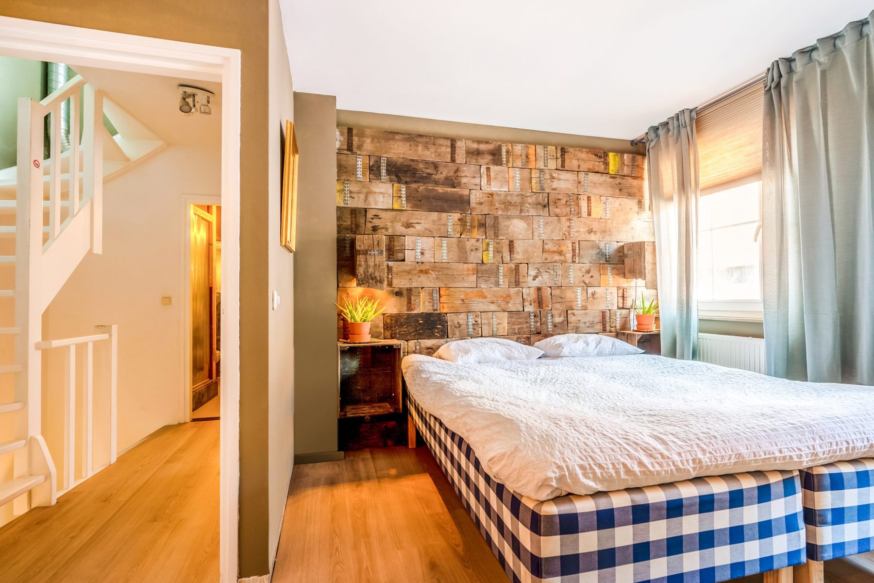 Slaapkamer met doorkijk naar de overloop
