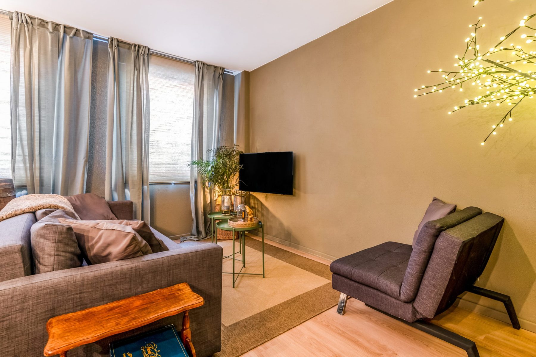Zithoek met bank, fauteuil en televisie