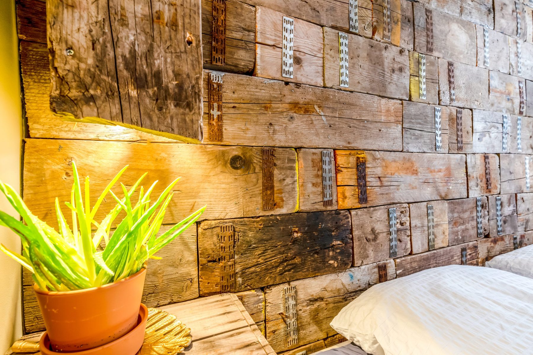 Houten wandpanelen naast het bed
